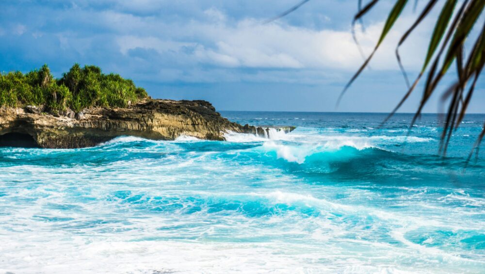 Which are the beautiful island near Bali?