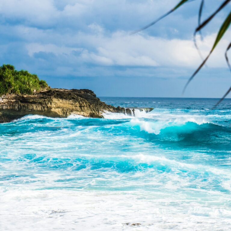 Which are the beautiful island near Bali?