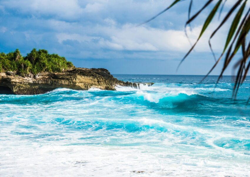 Which are the beautiful island near Bali?